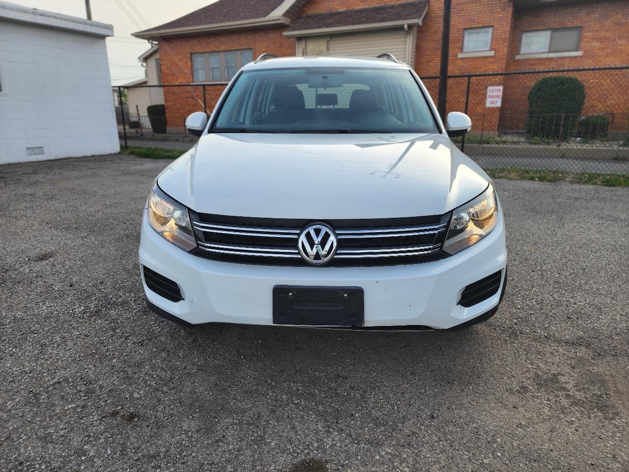 Volkswagen Tiguan S 2015