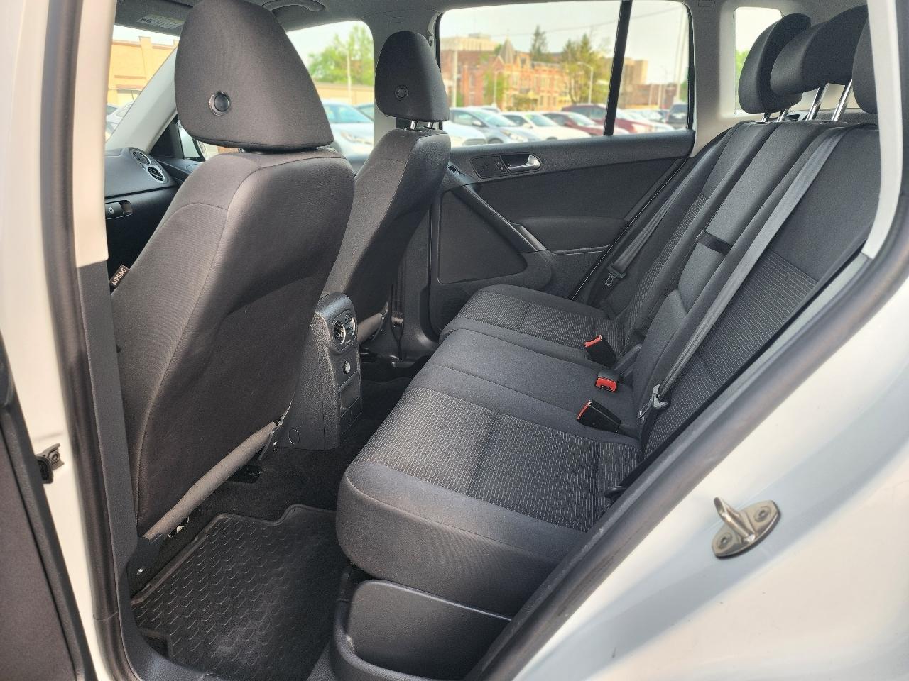 Volkswagen Tiguan S 2015
