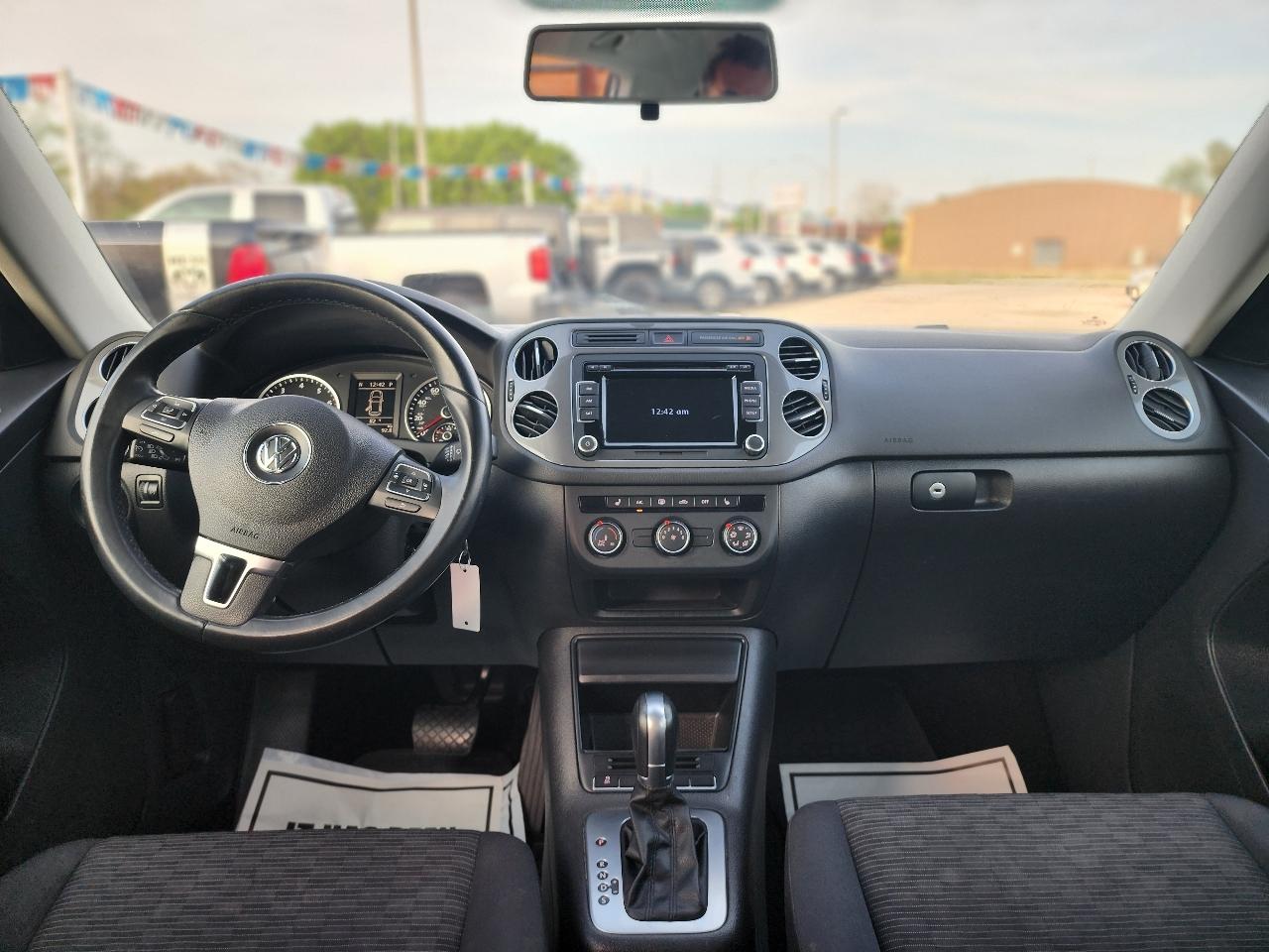 Volkswagen Tiguan S 2015