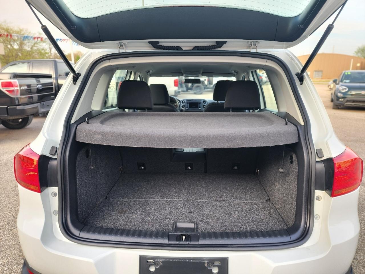 Volkswagen Tiguan S 2015