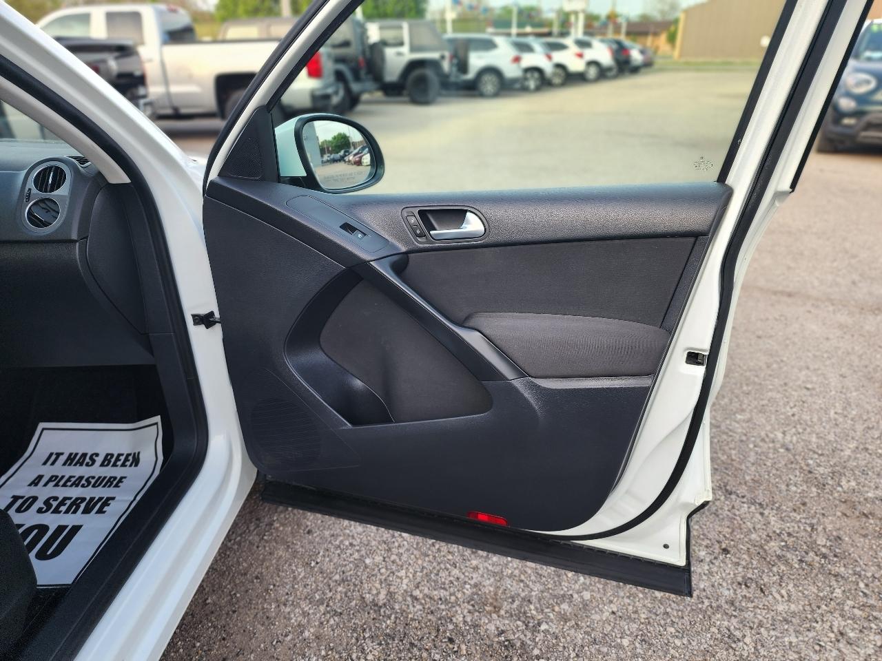 Volkswagen Tiguan S 2015