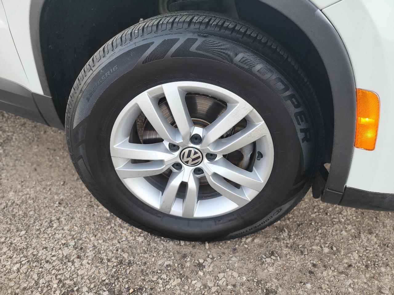 Volkswagen Tiguan S 2015