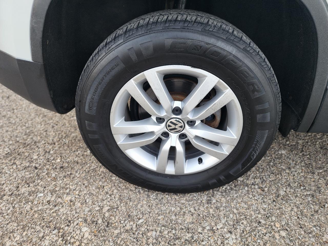 Volkswagen Tiguan S 2015
