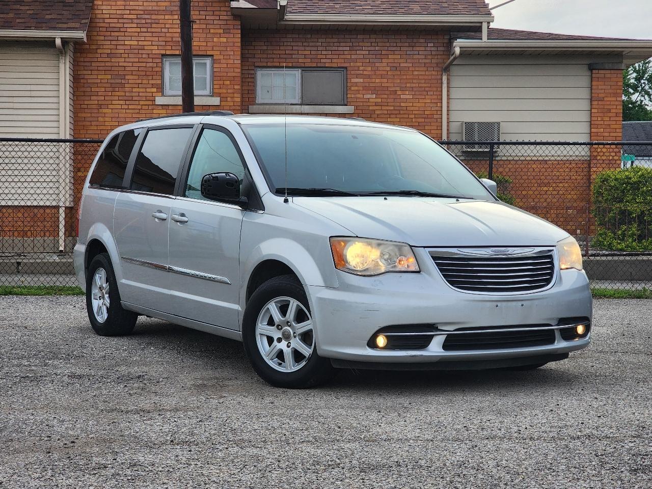 2012 Chrysler Town & Country Touring's photo
