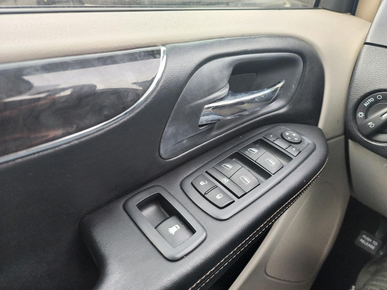 Chrysler Town & Country Touring 2012