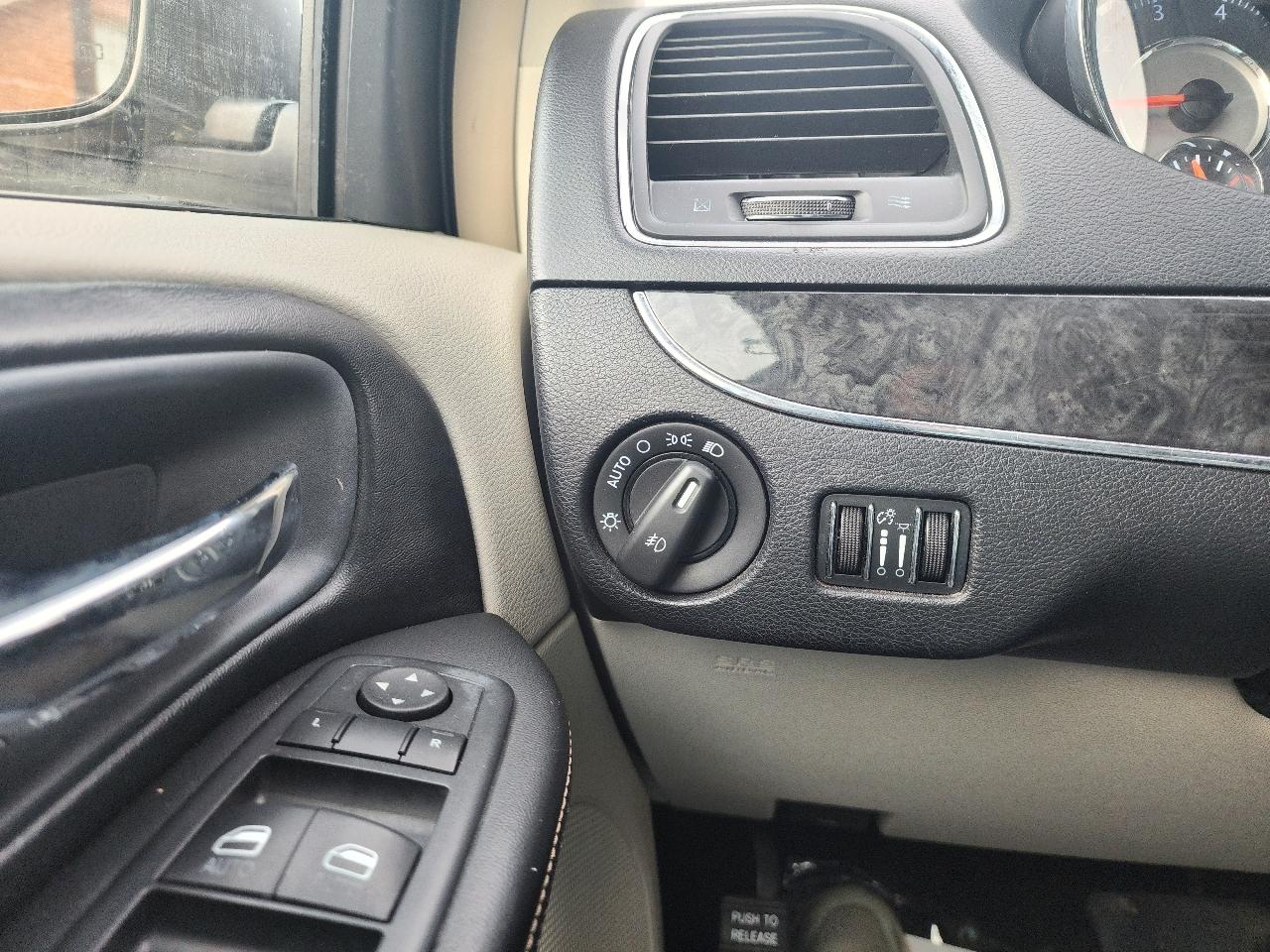 Chrysler Town & Country Touring 2012