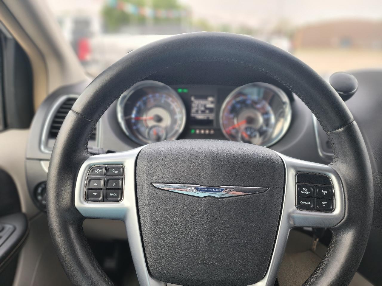 Chrysler Town & Country Touring 2012