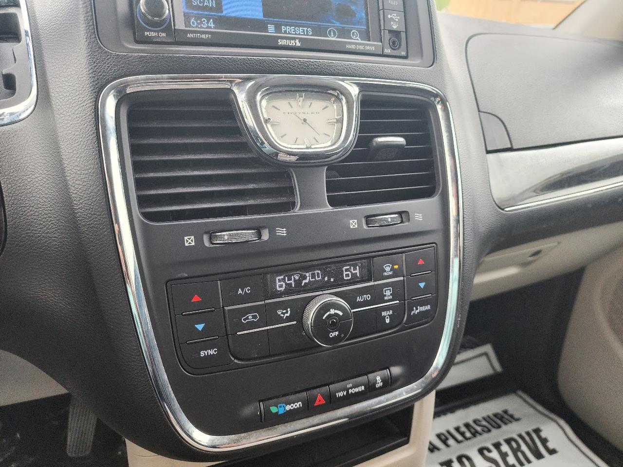 Chrysler Town & Country Touring 2012