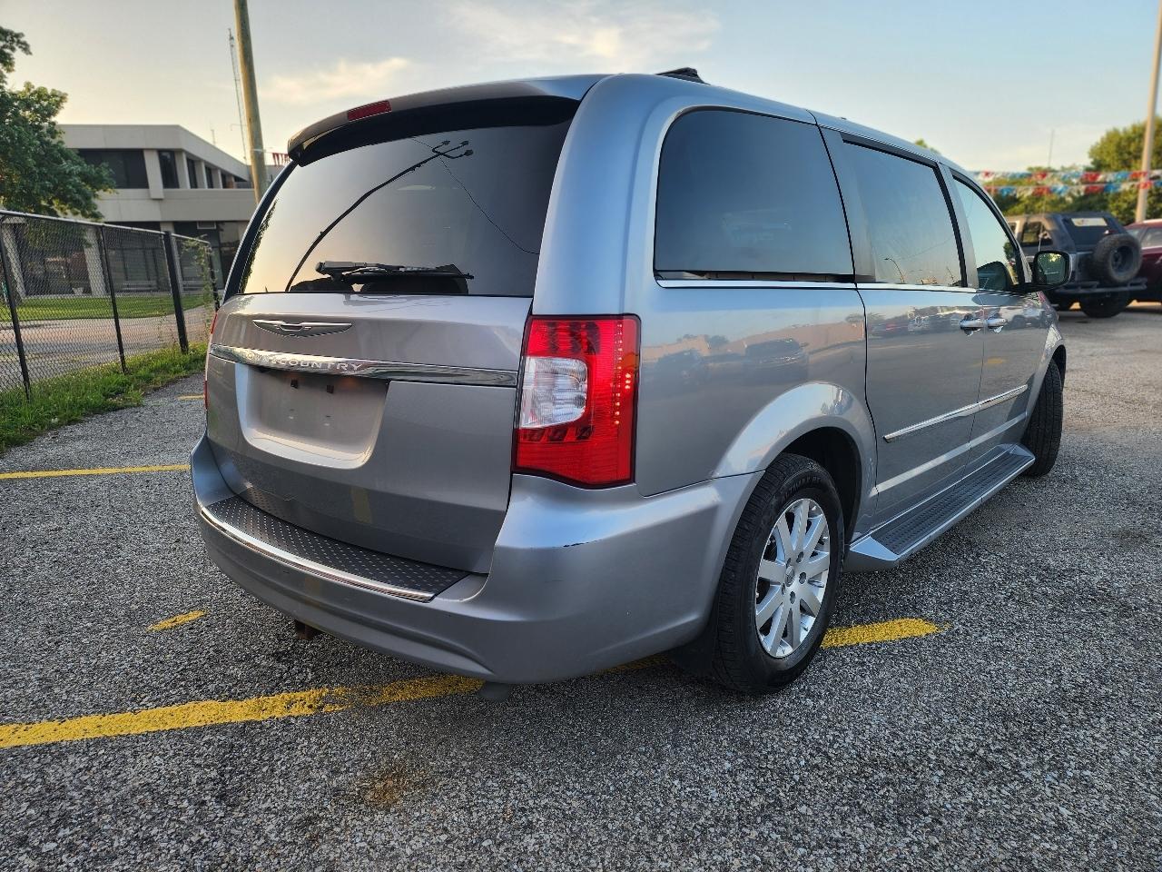 Chrysler Town & Country Touring 2013
