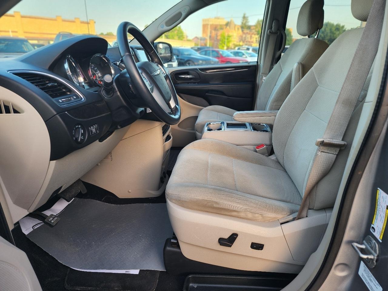 Chrysler Town & Country Touring 2013