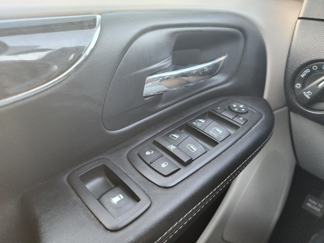 Chrysler Town & Country Touring 2013