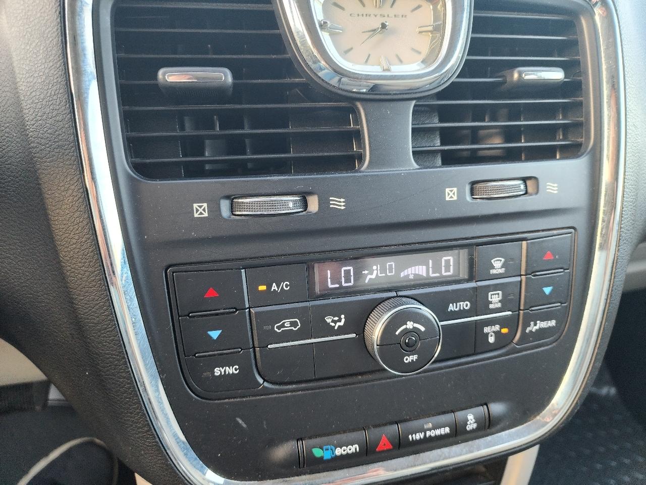 Chrysler Town & Country Touring 2013