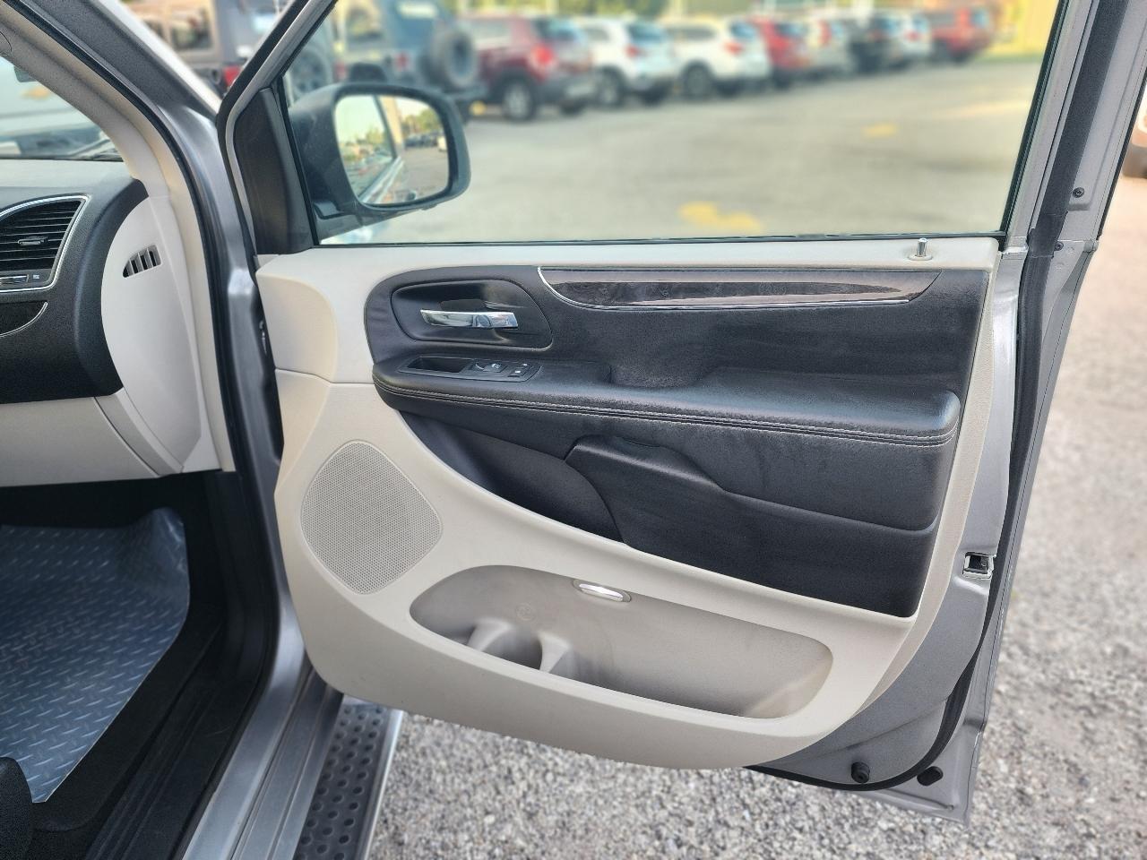 Chrysler Town & Country Touring 2013