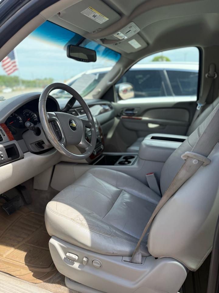 Chevrolet Suburban LT 1500 2WD 2011