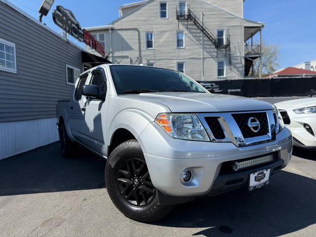 Silver 2018 Nissan Frontier SL Crew Cab 4WD Pickup Truck Four-Wheel Drive Automatic