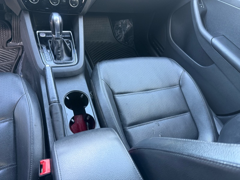 Volkswagen Jetta 1.8T SEL 6A 2017