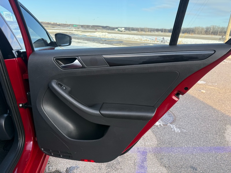 Volkswagen Jetta 1.8T SEL 6A 2017