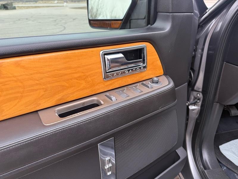 Lincoln Navigator 4WD 2011