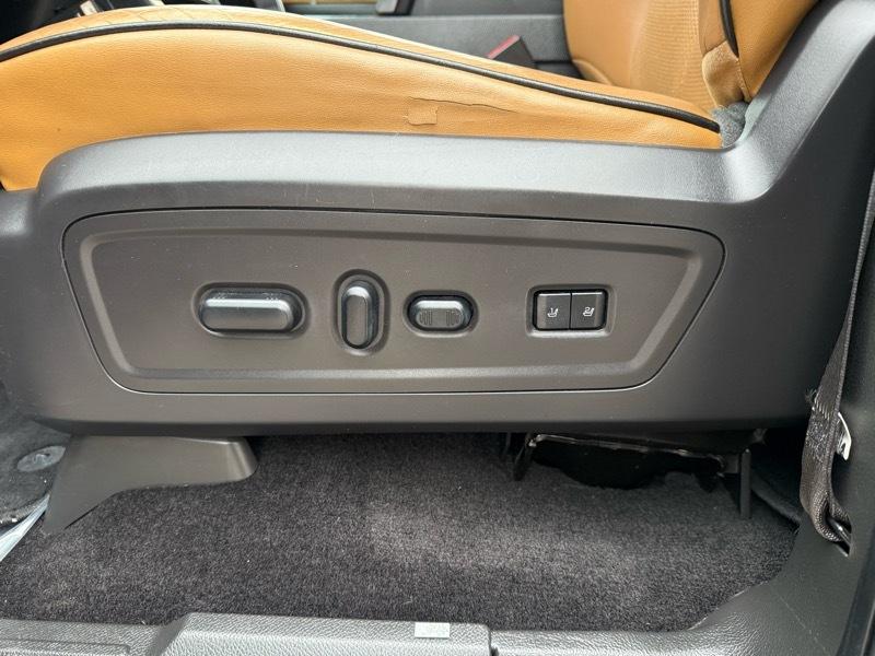 Lincoln Navigator 4WD 2011