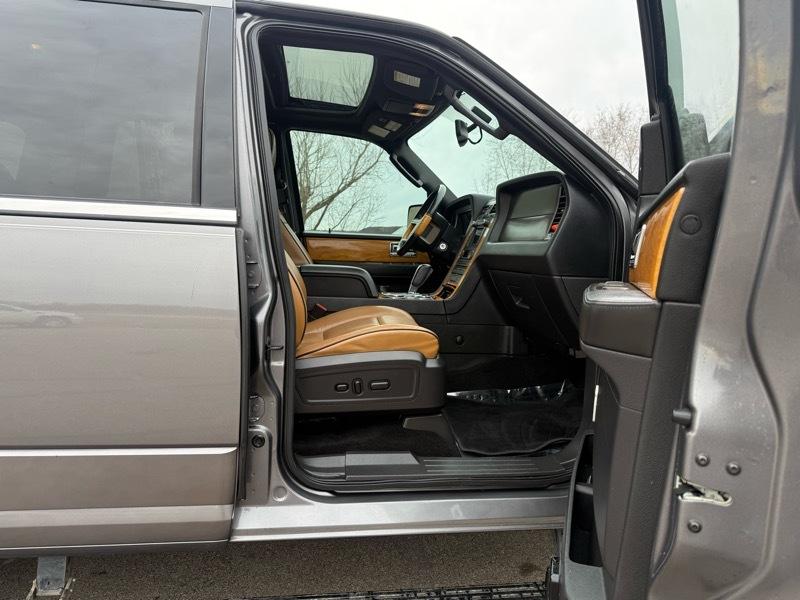 Lincoln Navigator 4WD 2011