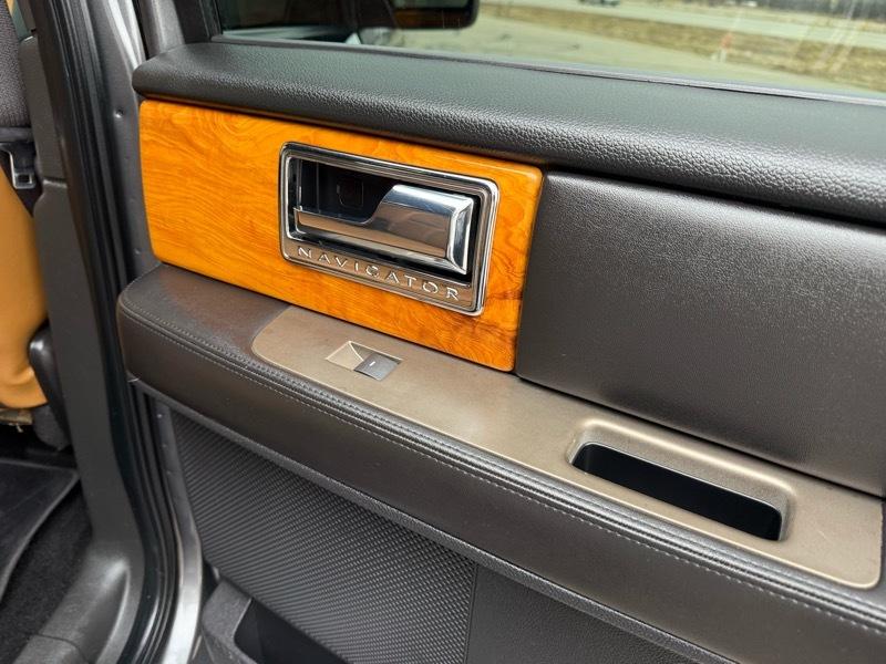 Lincoln Navigator 4WD 2011