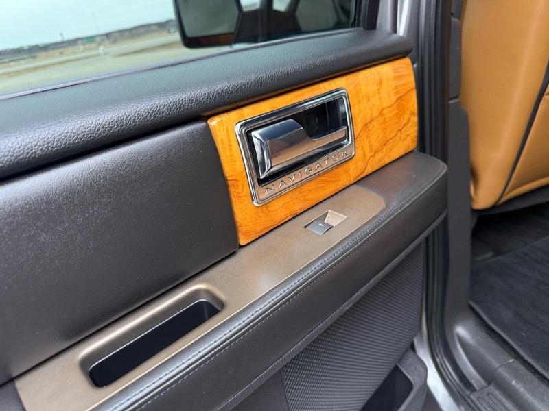 Lincoln Navigator 4WD 2011