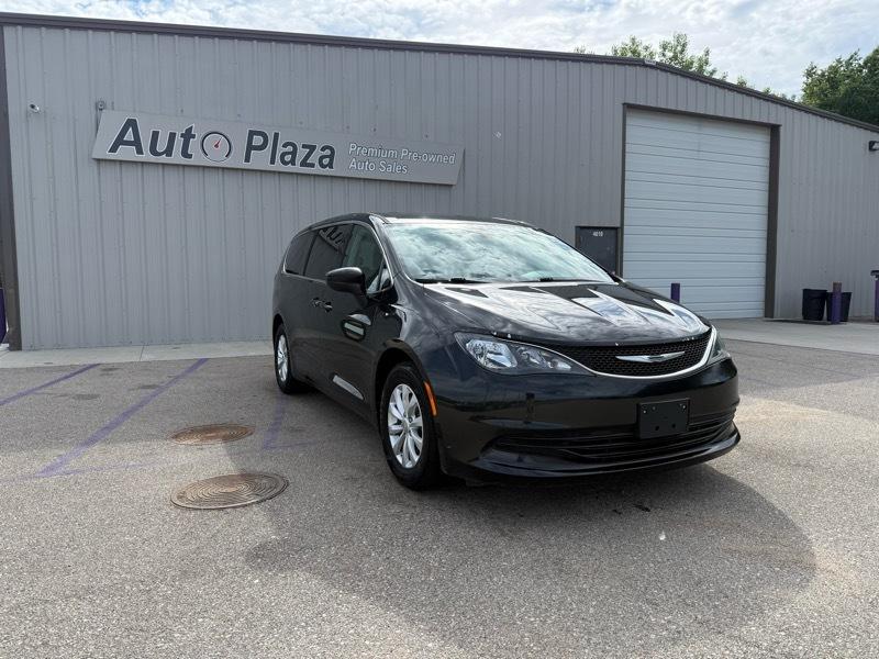 2017 Chrysler Pacifica Touring's photo