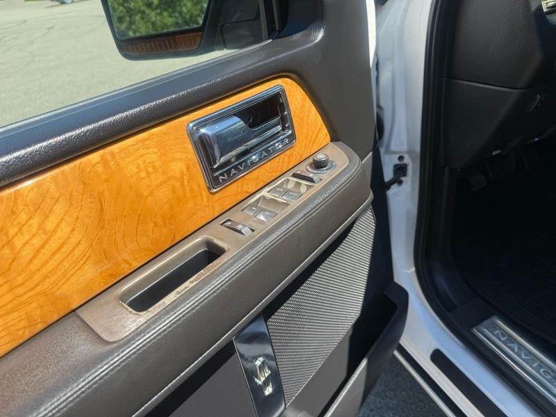 Lincoln Navigator 4WD 2011