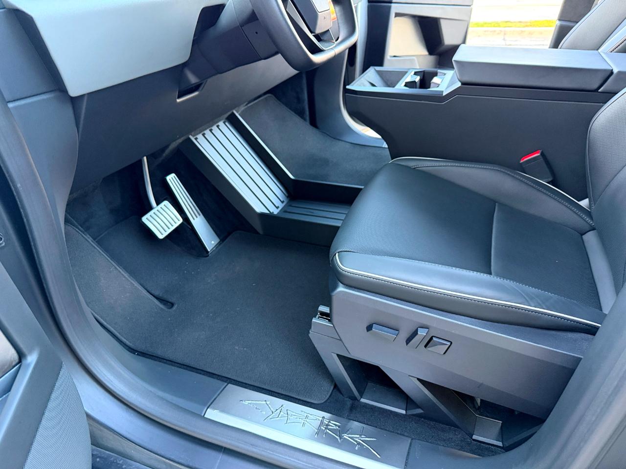 Tesla Cybertruck Base 2025