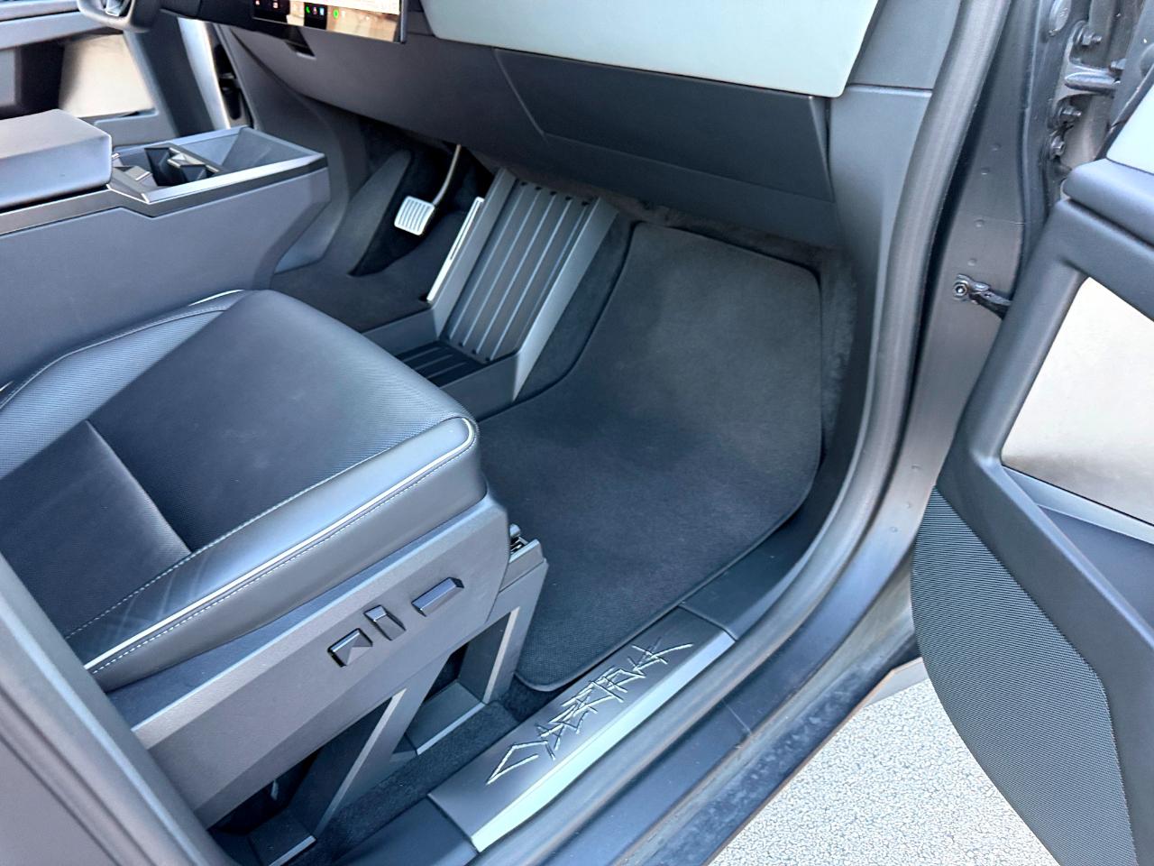 Tesla Cybertruck Base 2025