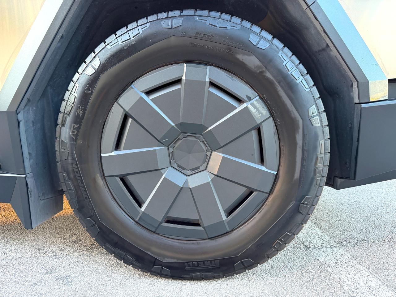 Tesla Cybertruck Base 2025