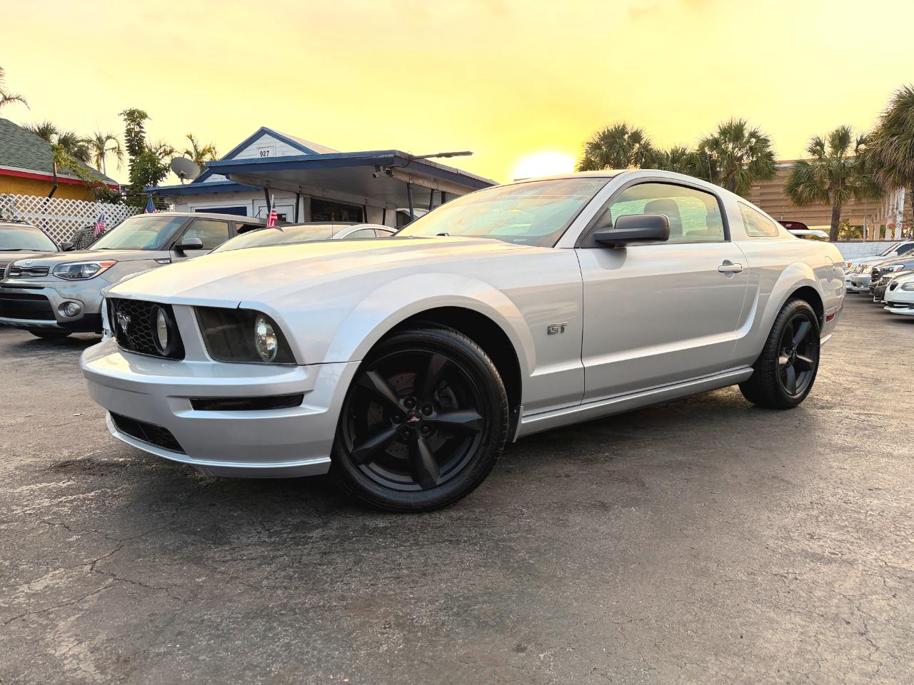 Ford Mustang GT Deluxe Coupe 2005