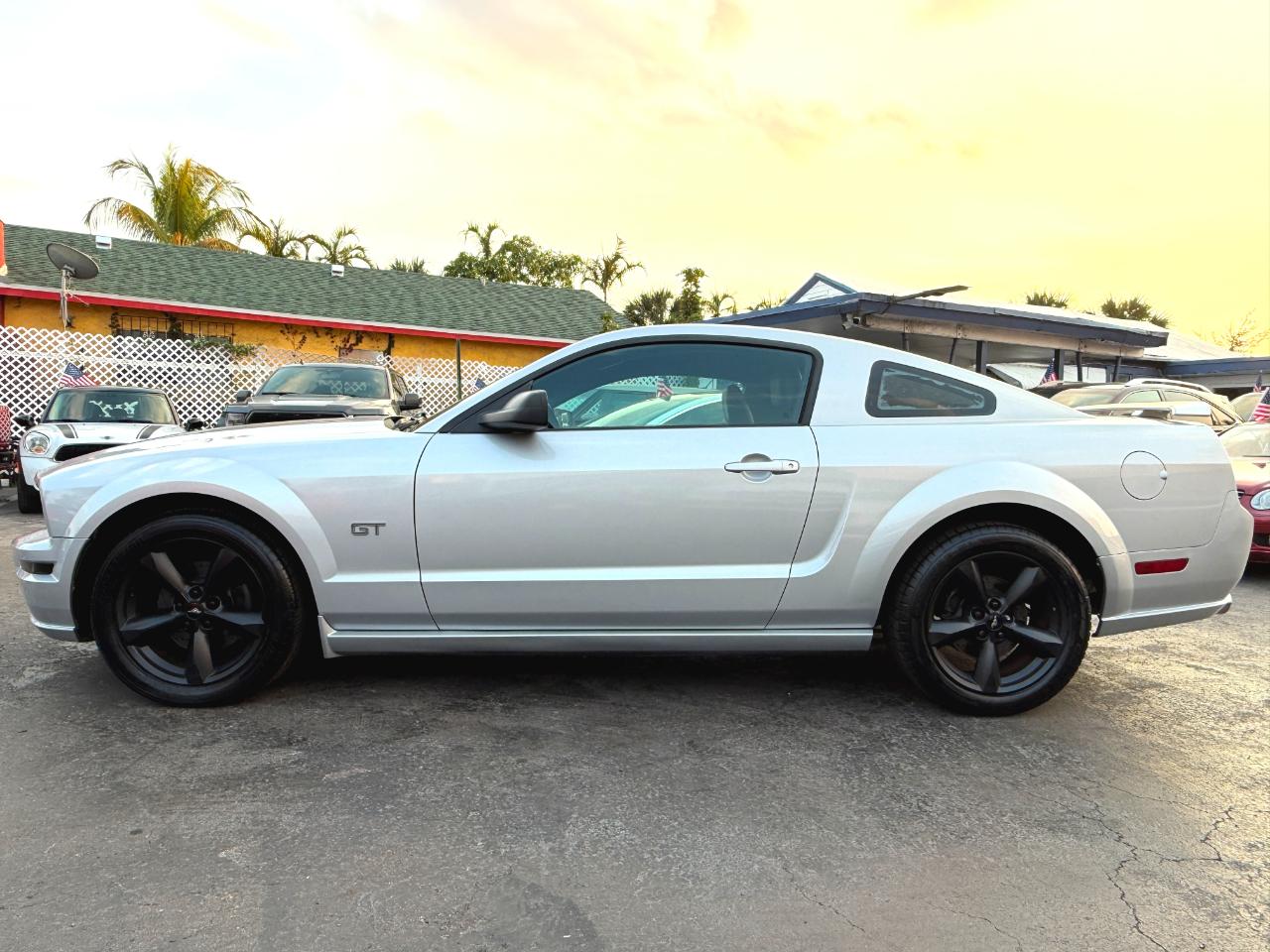 Ford Mustang GT Deluxe Coupe 2005