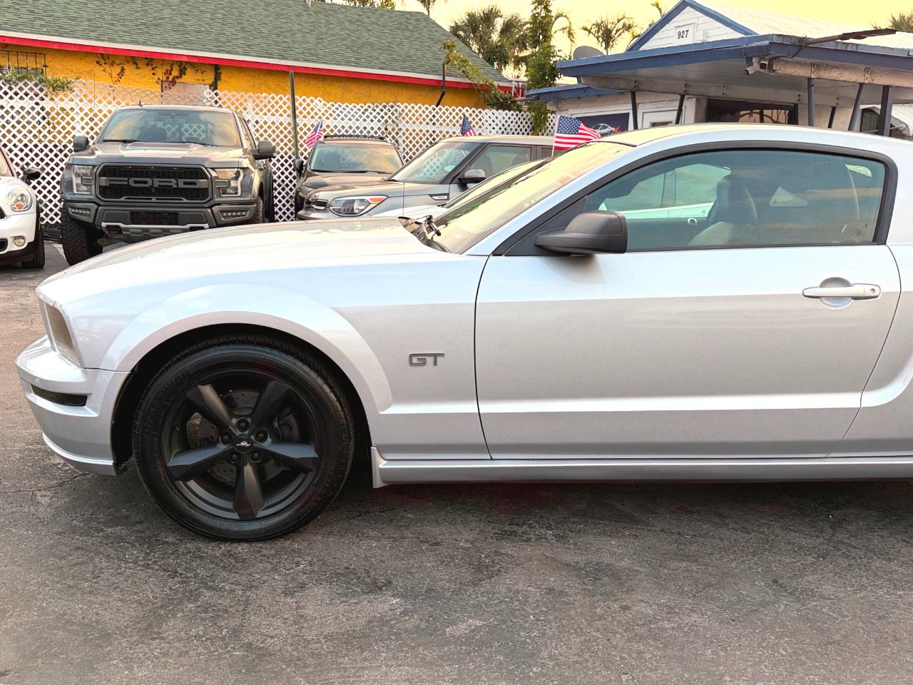Ford Mustang GT Deluxe Coupe 2005