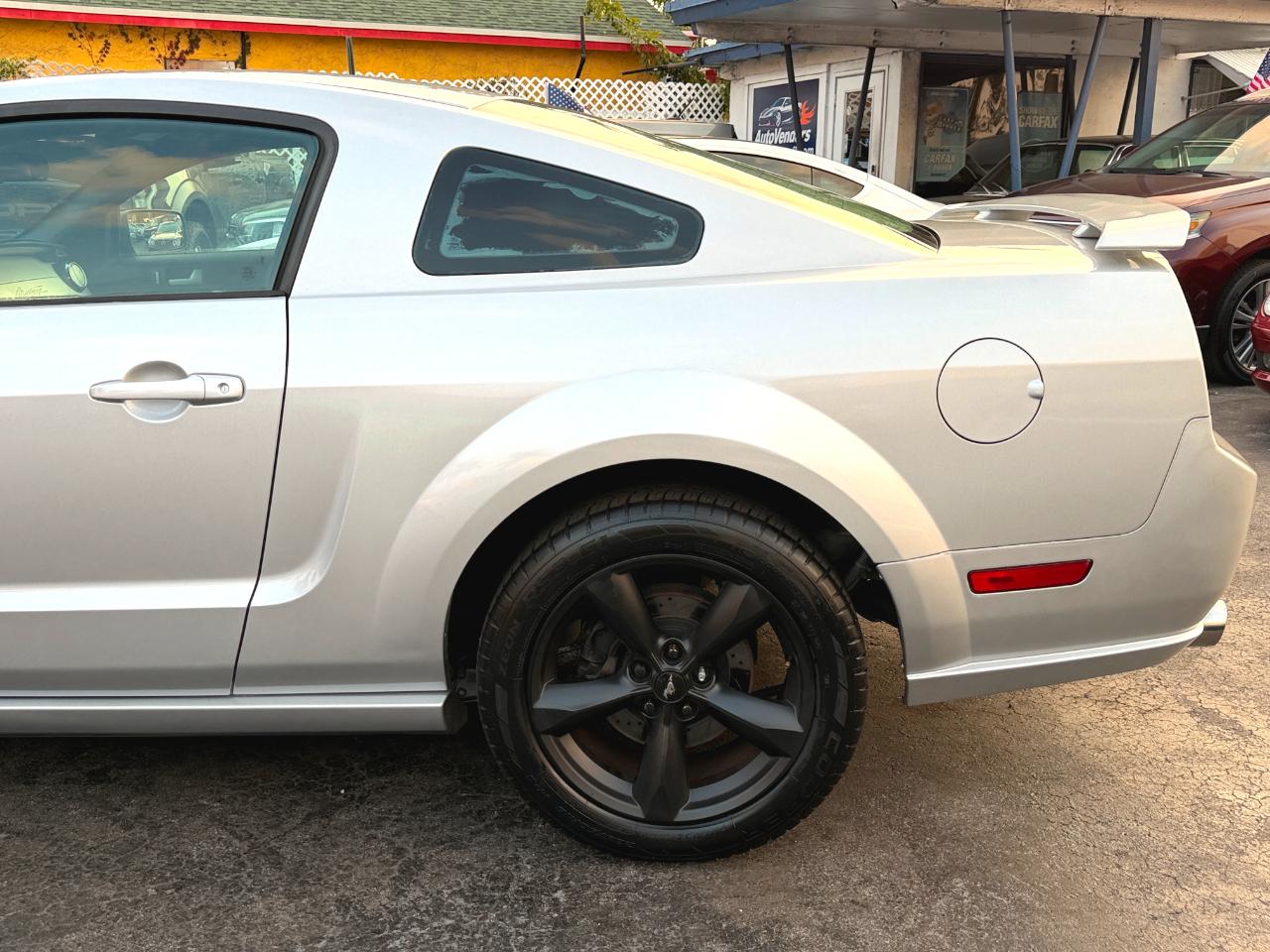 Ford Mustang GT Deluxe Coupe 2005