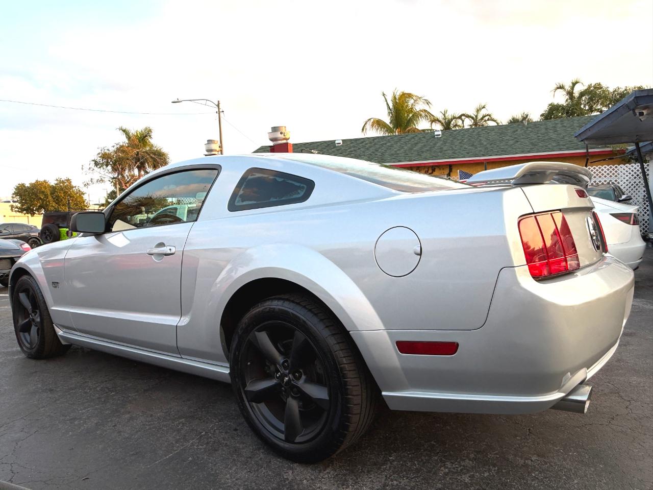Ford Mustang GT Deluxe Coupe 2005