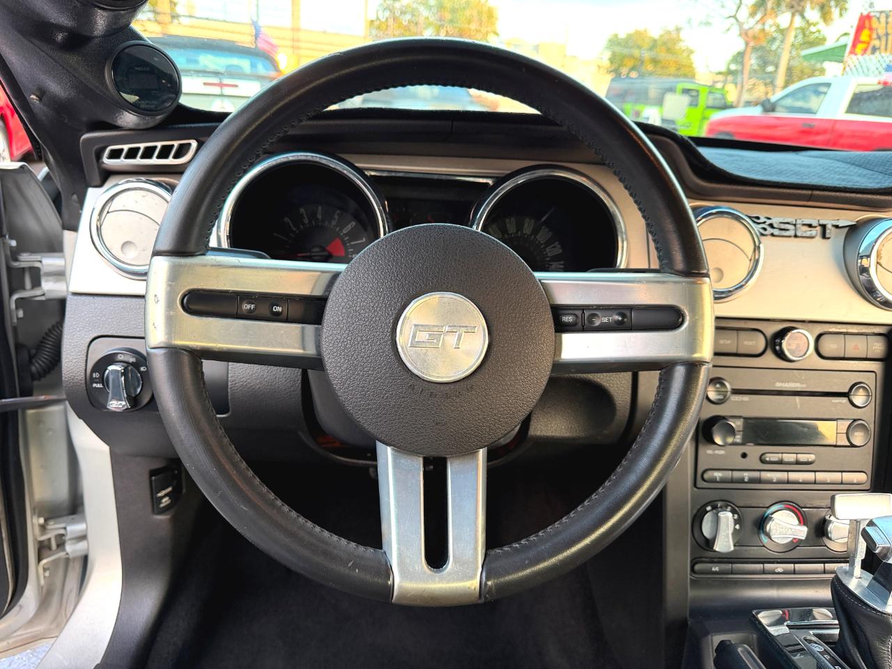 Ford Mustang GT Deluxe Coupe 2005