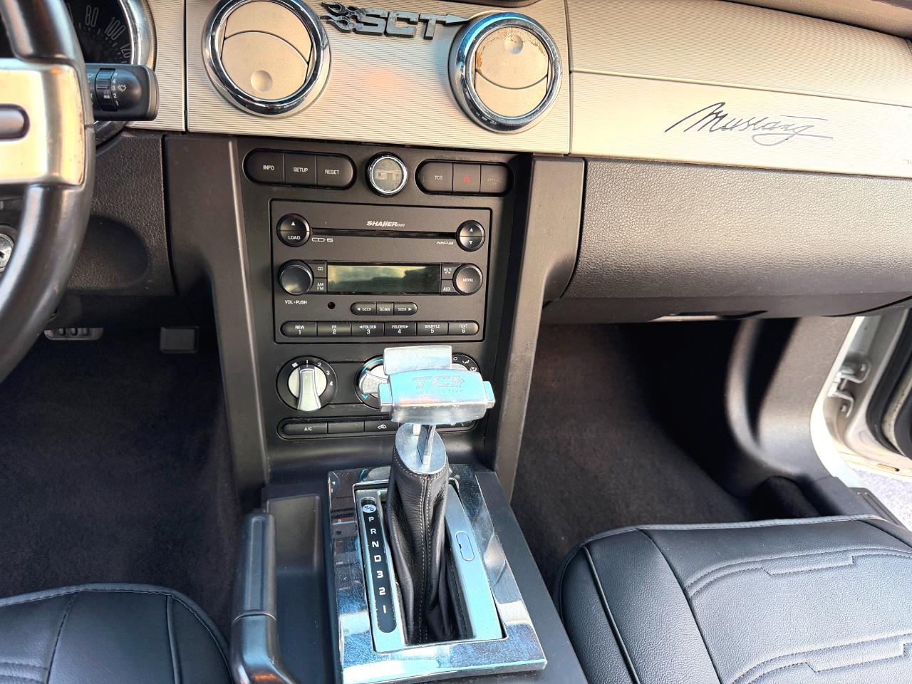 Ford Mustang GT Deluxe Coupe 2005