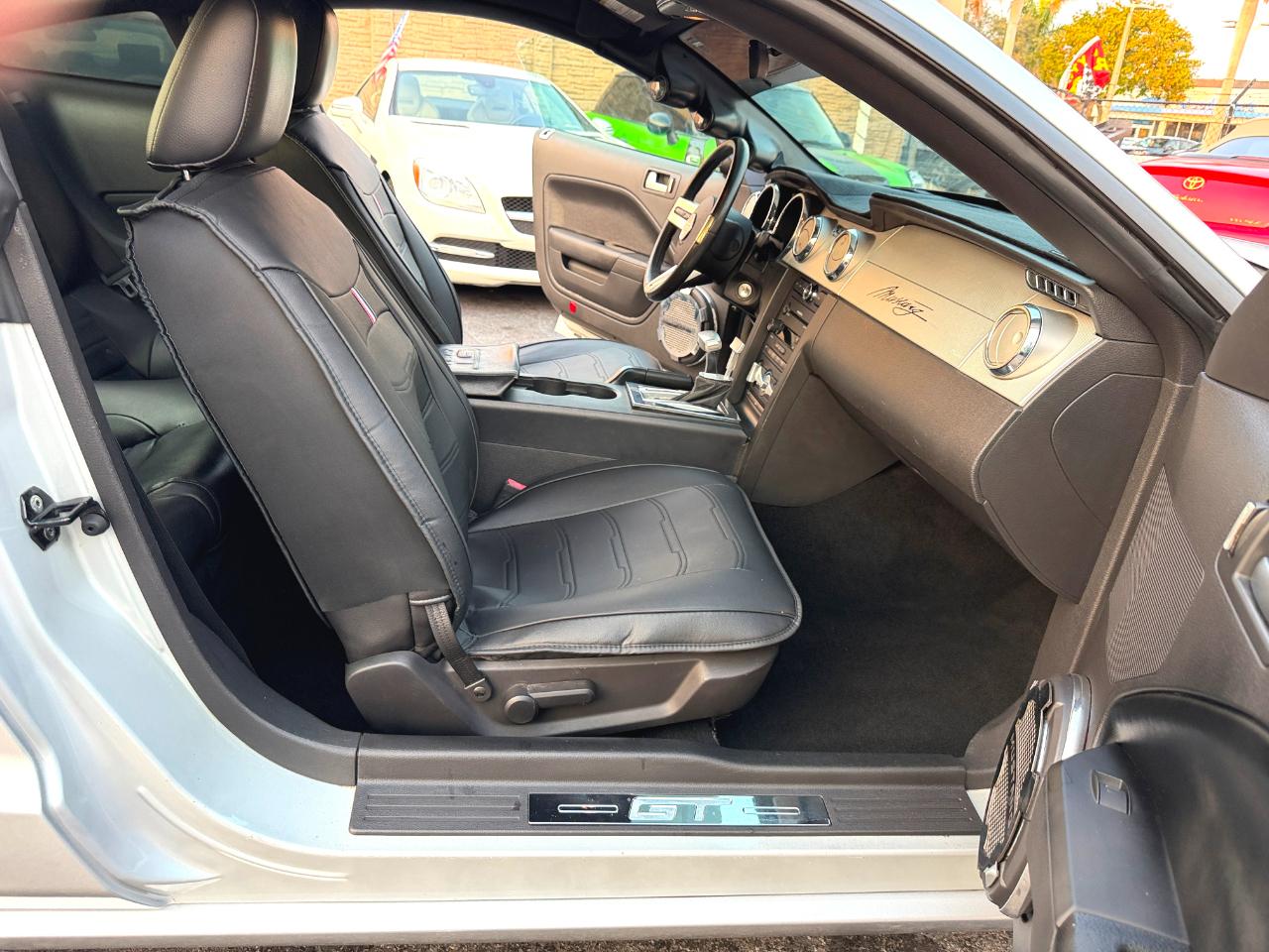 Ford Mustang GT Deluxe Coupe 2005