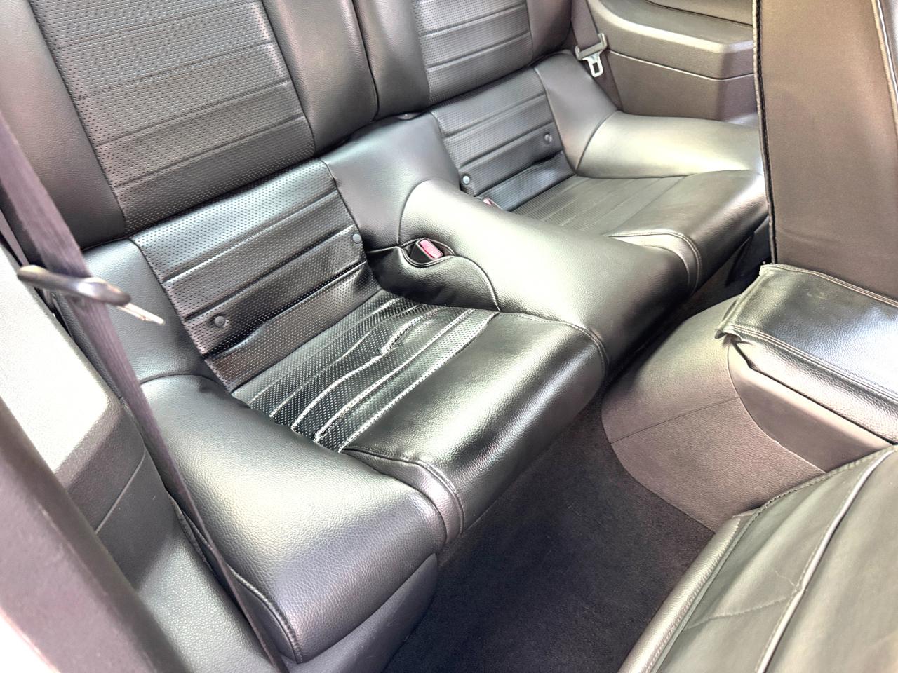 Ford Mustang GT Deluxe Coupe 2005