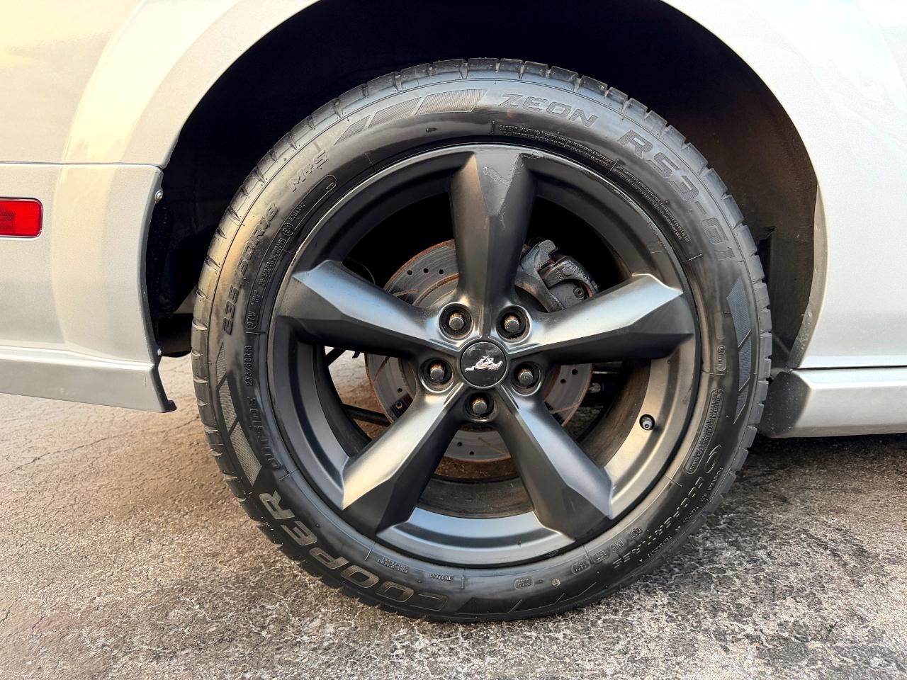 Ford Mustang GT Deluxe Coupe 2005