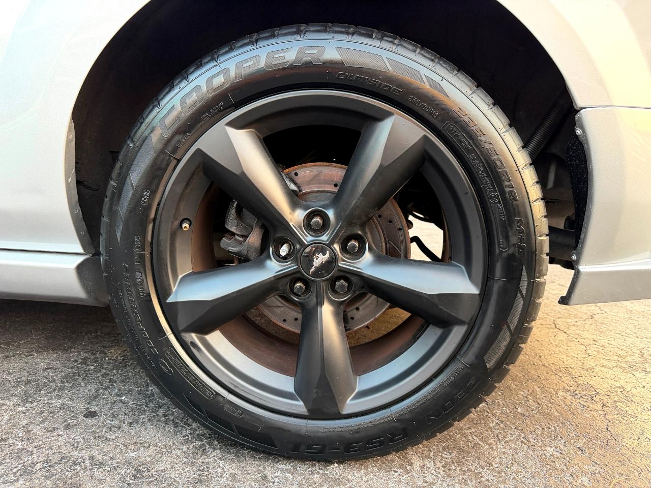 Ford Mustang GT Deluxe Coupe 2005