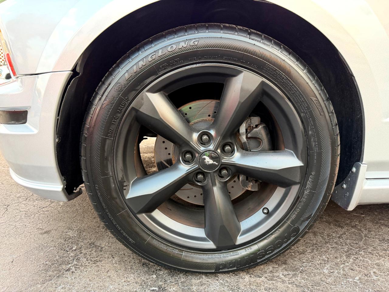 Ford Mustang GT Deluxe Coupe 2005