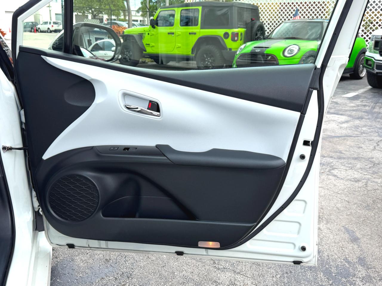 Toyota Prius L Eco 2020