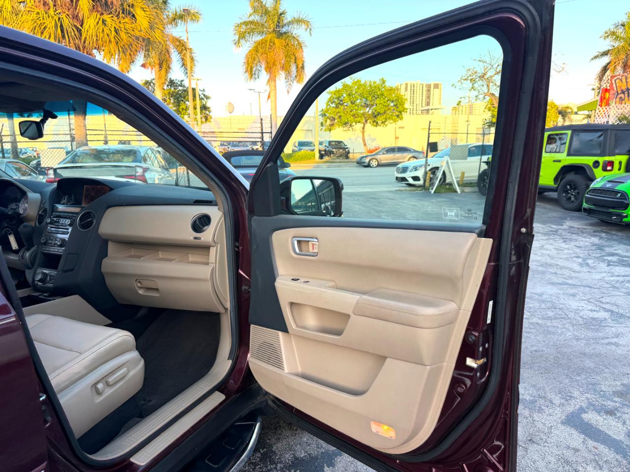 Honda Pilot Touring 2WD 5-Spd AT with DVD 2012