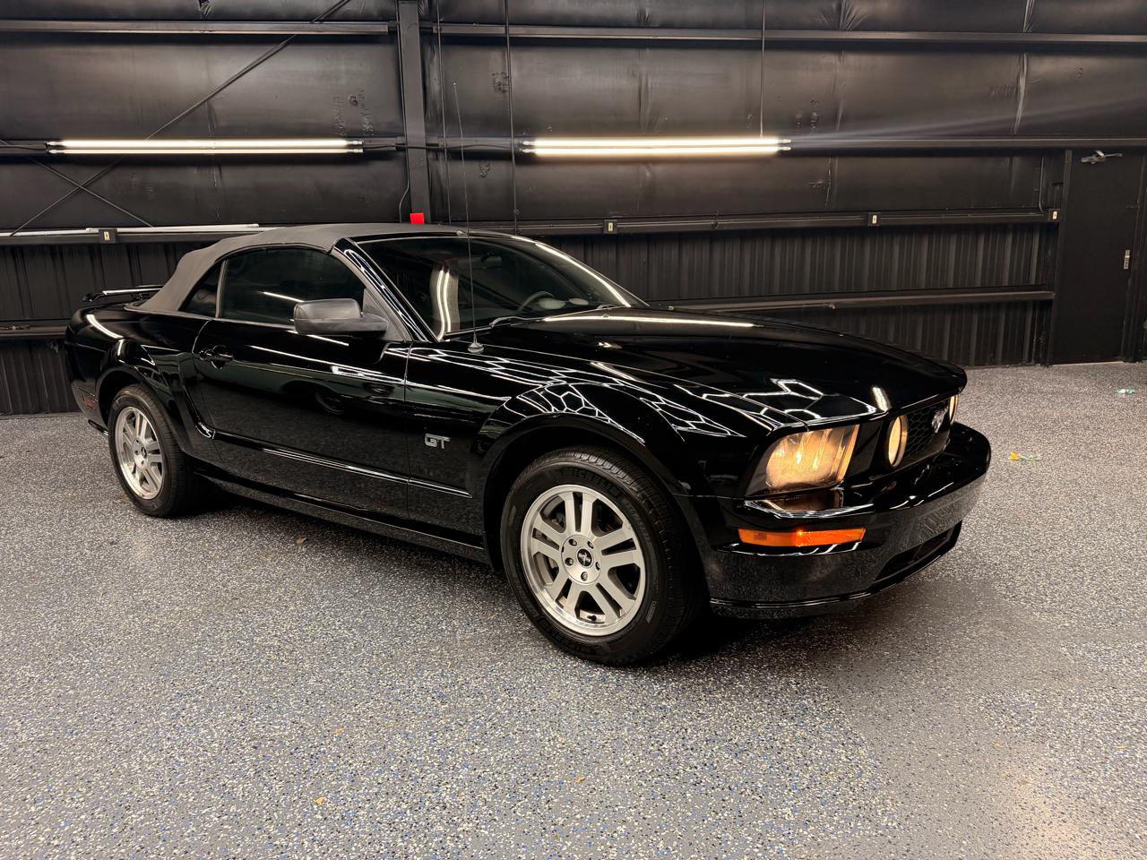 Ford Mustang GT Deluxe Convertible 2006