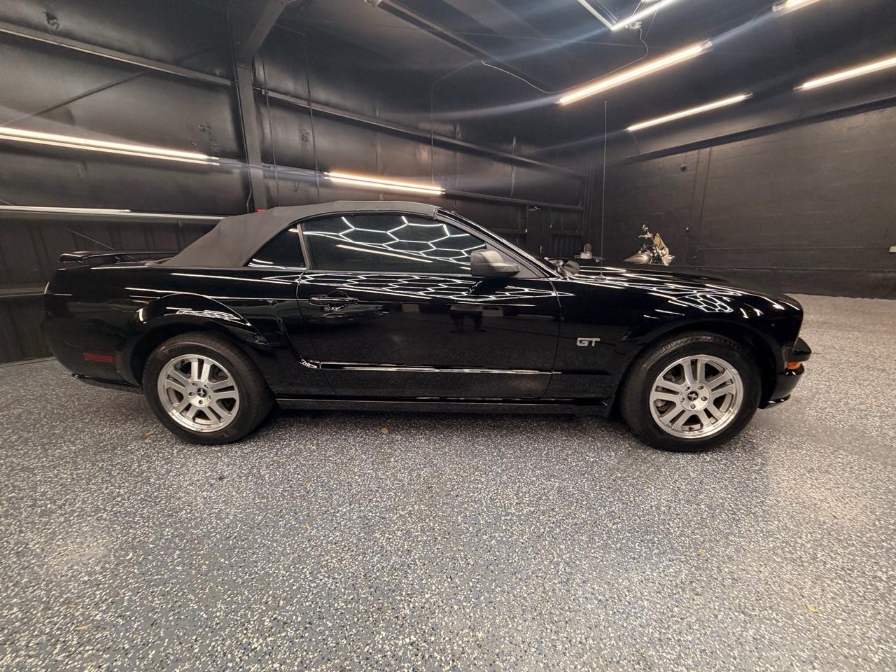 Ford Mustang GT Deluxe Convertible 2006