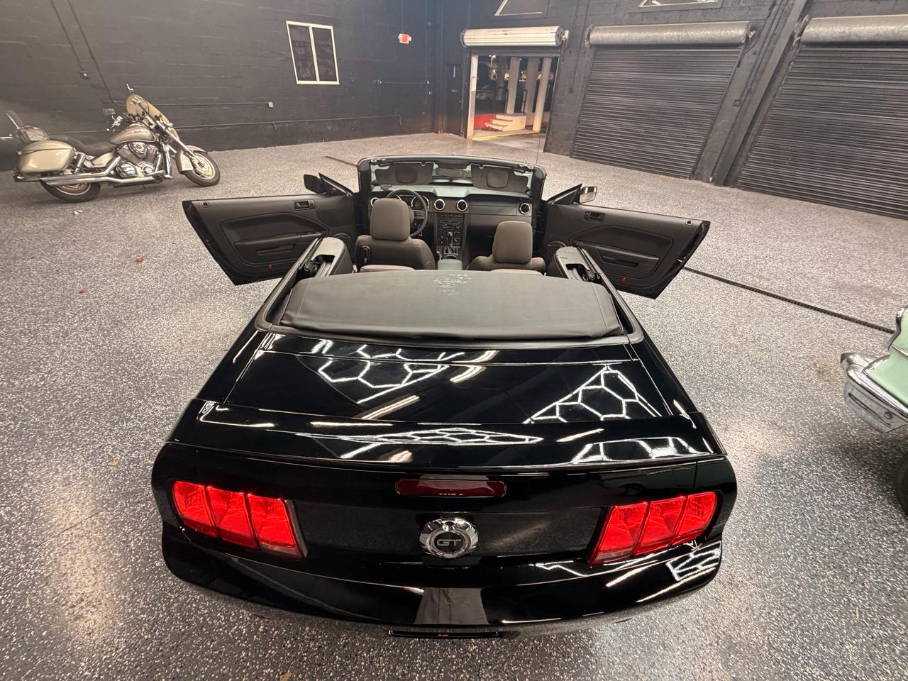 Ford Mustang GT Deluxe Convertible 2006