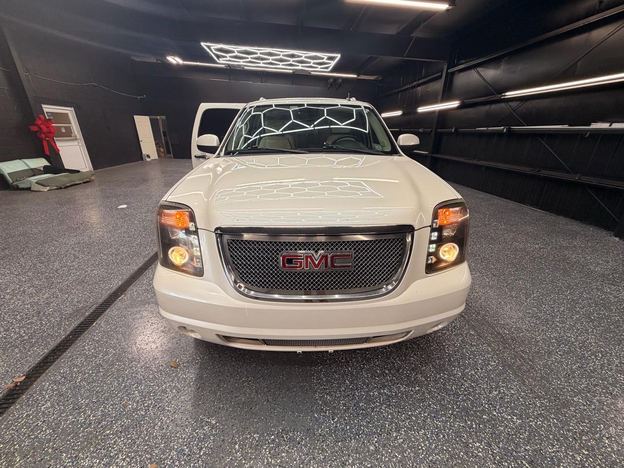 GMC Yukon Denali XL 4WD 2011