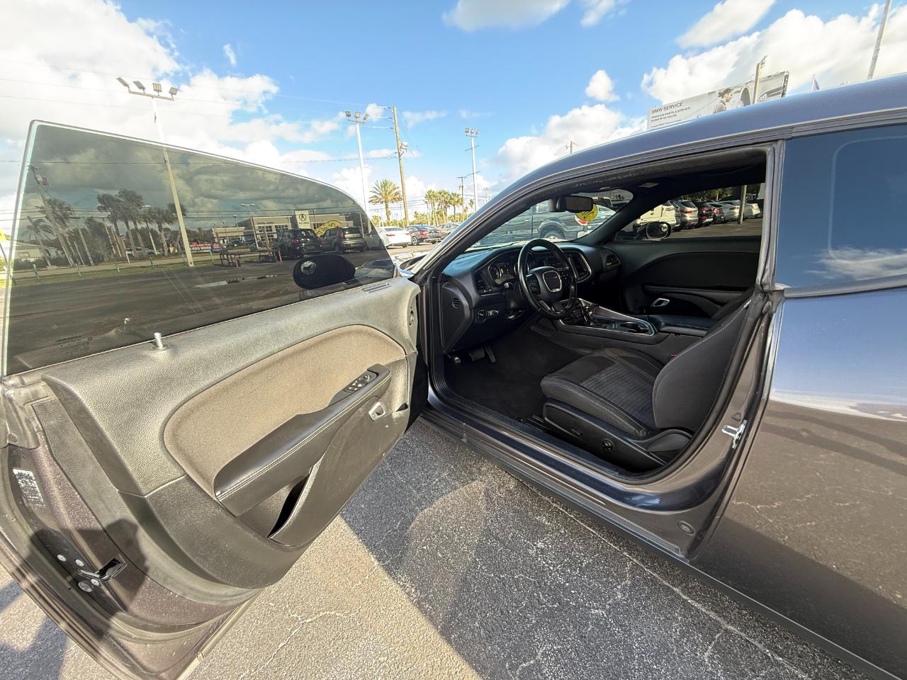 Dodge Challenger SXT RWD 2021